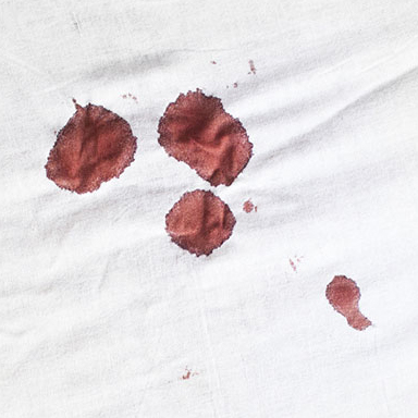Nettoyer une tâche de sang sur le linge de lit